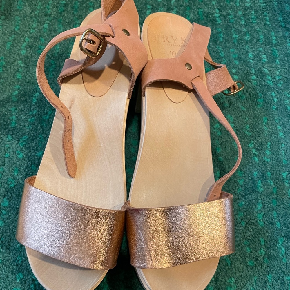 Rachel Sandal Toe, High Heel, Clay nubuck/Rose Gold metallic clogs